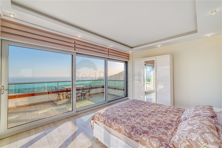 Geräumige Villa mit Panoramablick auf das Meer im Zentrum von Alanya