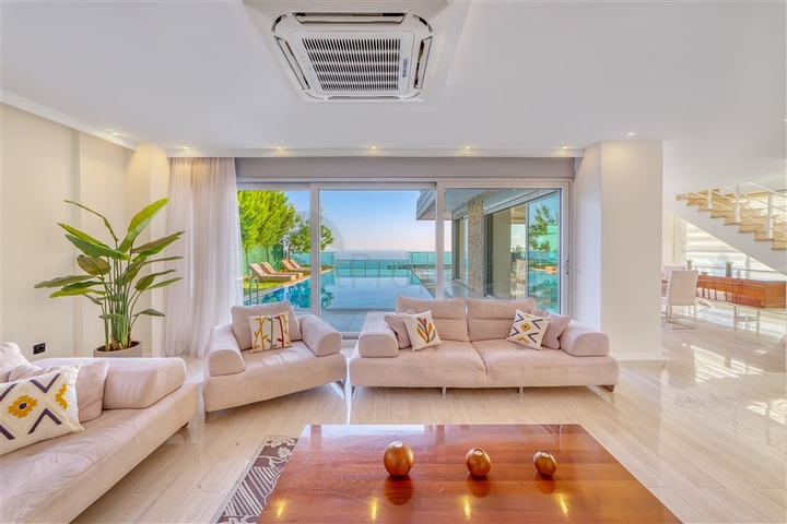 Geräumige Villa mit Panoramablick auf das Meer im Zentrum von Alanya