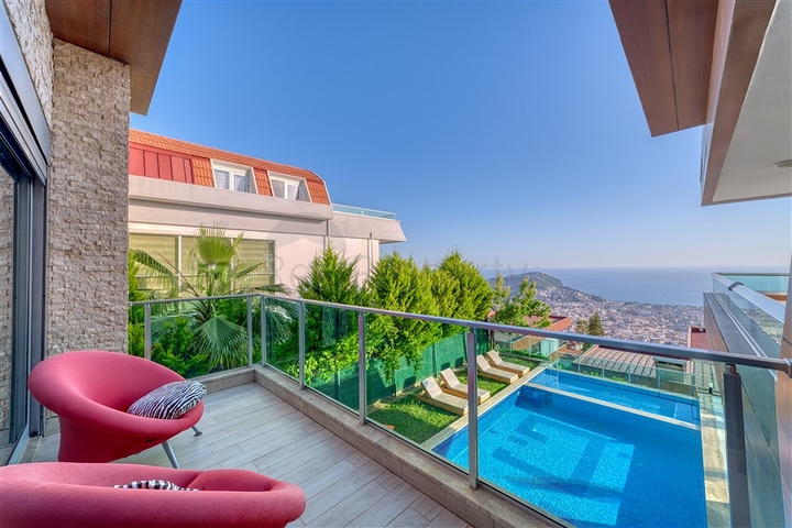 Geräumige Villa mit Panoramablick auf das Meer im Zentrum von Alanya