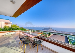 Geräumige Villa mit Panoramablick auf das Meer im Zentrum von Alanya
