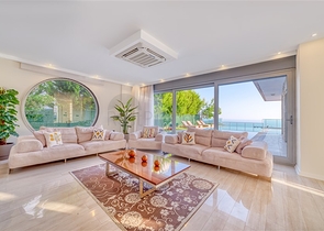 Geräumige Villa mit Panoramablick auf das Meer im Zentrum von Alanya