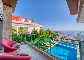Geräumige Villa mit Panoramablick auf das Meer im Zentrum von Alanya