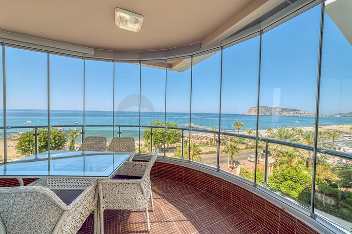 Geräumiges Penthouse am Meer mit Aussicht und Komfort 