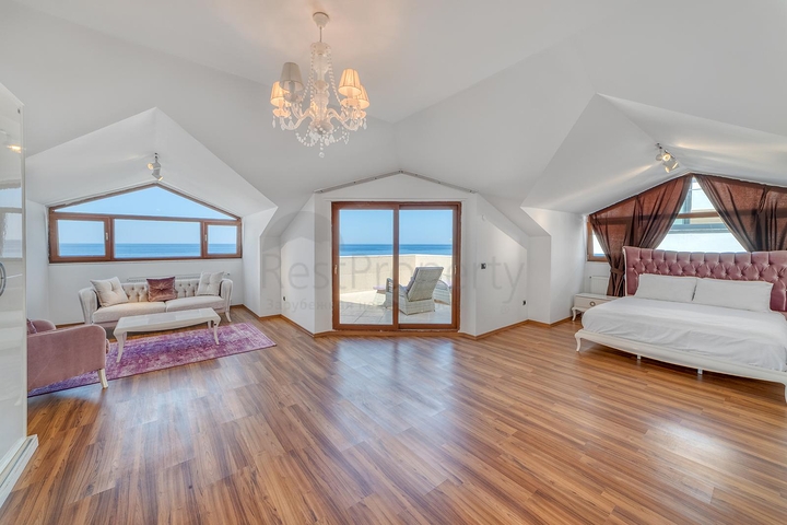 Geräumiges Penthouse am Meer mit Aussicht und Komfort 