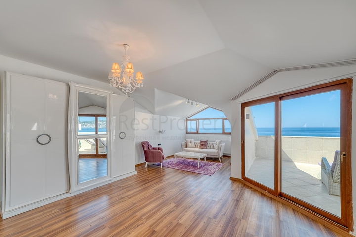 Geräumiges Penthouse am Meer mit Aussicht und Komfort 