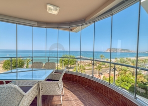 Geräumiges Penthouse am Meer mit Aussicht und Komfort 