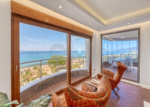 Geräumiges Penthouse am Meer mit Aussicht und Komfort 