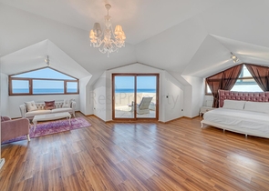 Geräumiges Penthouse am Meer mit Aussicht und Komfort 