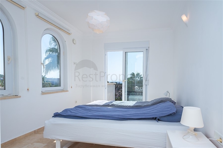 Luxus-Villa am Meer in einer malerischen Ecke des Mittelmeers