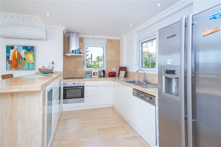 Luxus-Villa am Meer in einer malerischen Ecke des Mittelmeers