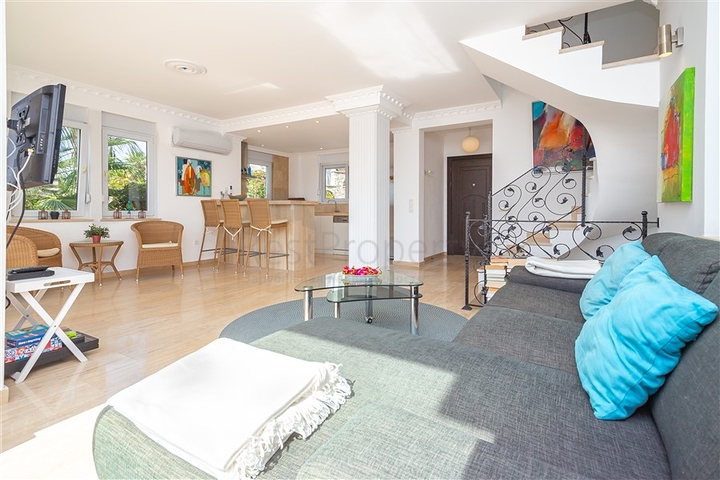 Luxus-Villa am Meer in einer malerischen Ecke des Mittelmeers