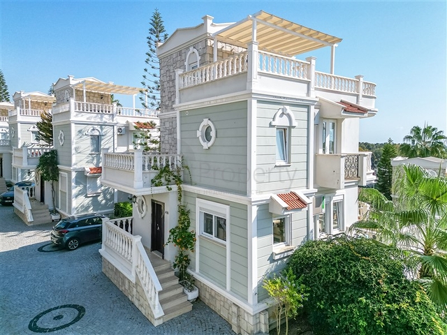 Luxus-Villa am Meer in einer malerischen Ecke des Mittelmeers