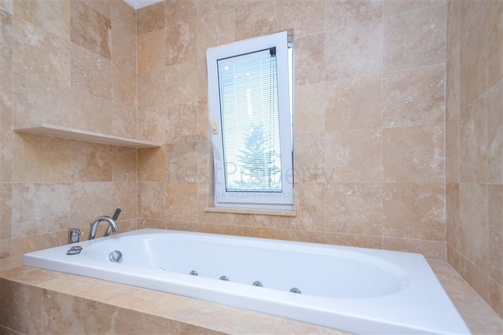 Luxus-Villa am Meer in einer malerischen Ecke des Mittelmeers