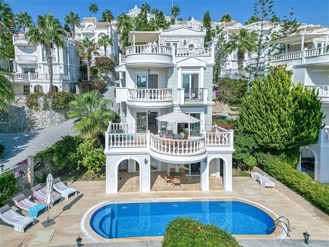 Luxus-Villa am Meer in einer malerischen Ecke des Mittelmeers