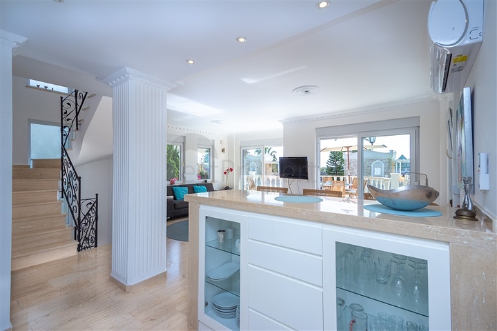 Luxus-Villa am Meer in einer malerischen Ecke des Mittelmeers