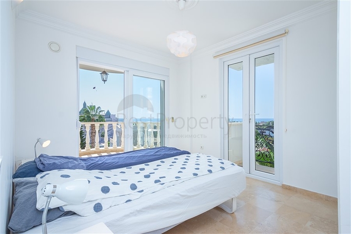 Luxus-Villa am Meer in einer malerischen Ecke des Mittelmeers