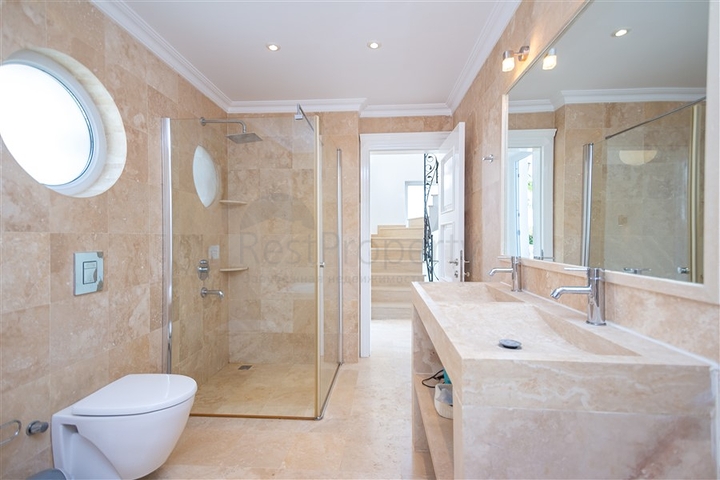 Luxus-Villa am Meer in einer malerischen Ecke des Mittelmeers