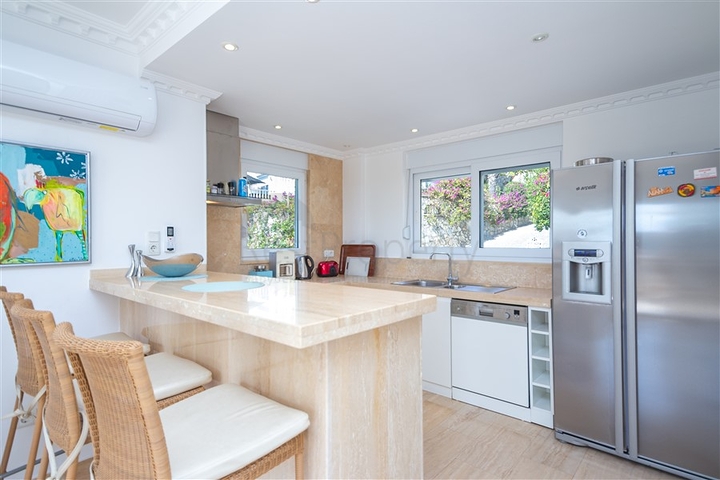 Luxus-Villa am Meer in einer malerischen Ecke des Mittelmeers