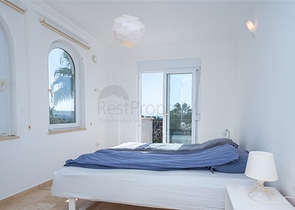 Luxus-Villa am Meer in einer malerischen Ecke des Mittelmeers