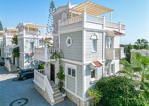 Luxus-Villa am Meer in einer malerischen Ecke des Mittelmeers