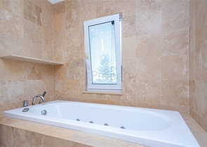 Luxus-Villa am Meer in einer malerischen Ecke des Mittelmeers