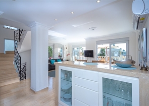 Luxus-Villa am Meer in einer malerischen Ecke des Mittelmeers