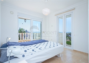 Luxus-Villa am Meer in einer malerischen Ecke des Mittelmeers