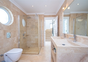 Luxus-Villa am Meer in einer malerischen Ecke des Mittelmeers