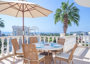 Luxus-Villa am Meer in einer malerischen Ecke des Mittelmeers