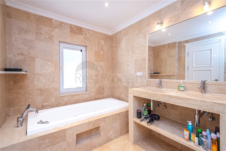 Luxusvilla mit Meerblick in der prestigeträchtigen Gegend von Konalka