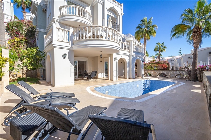 Luxusvilla mit Meerblick in der prestigeträchtigen Gegend von Konalka