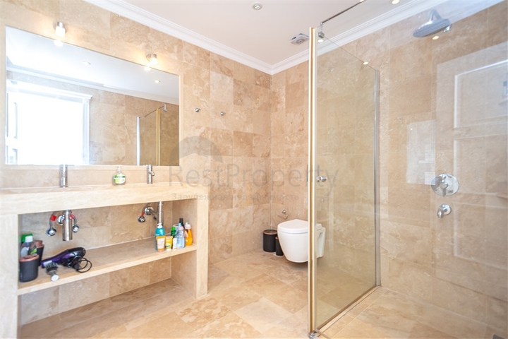 Luxusvilla mit Meerblick in der prestigeträchtigen Gegend von Konalka