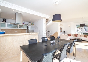 Luxusvilla mit Meerblick in der prestigeträchtigen Gegend von Konalka