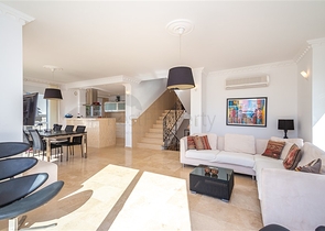 Luxusvilla mit Meerblick in der prestigeträchtigen Gegend von Konalka