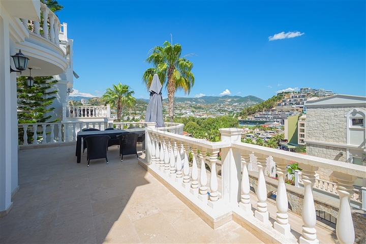 Luxusvilla mit Panoramablick auf das Meer in einer der exklusivsten Gegenden von Alanya