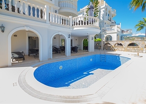 Luxusvilla mit Panoramablick auf das Meer in einer der exklusivsten Gegenden von Alanya