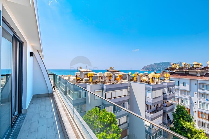 Luxuriöses 4+1 Penthouse mit Panoramablick auf das Meer im Zentrum von Alanya