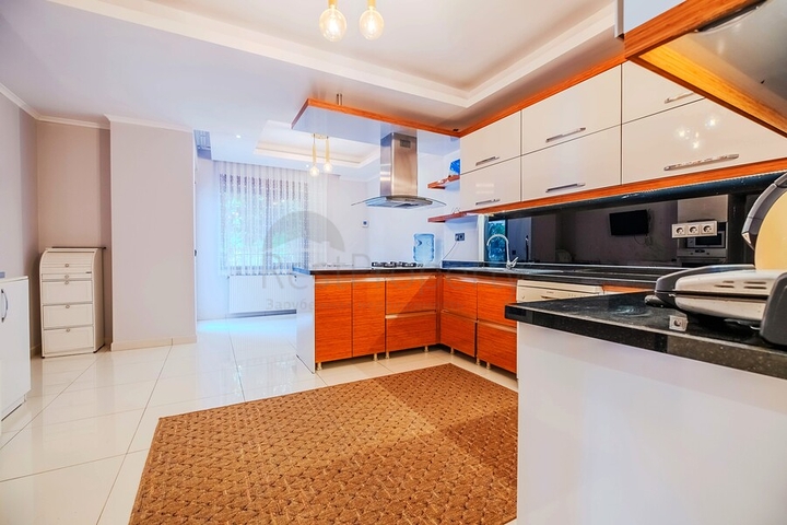 Geräumige 5+1 Maisonette mit Garten in der prestigeträchtigen Gegend von Oba