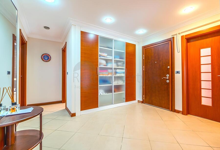 Geräumige 3+1-Wohnung mit separater Küche am Meer im Zentrum von Alanya