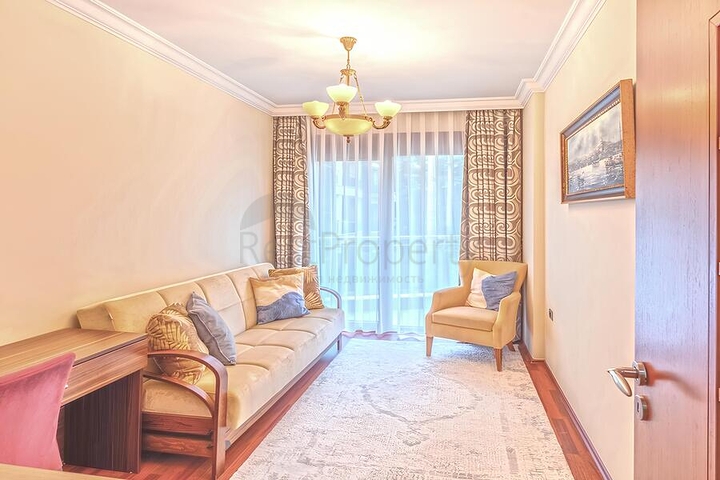 Geräumige 3+1-Wohnung mit separater Küche am Meer im Zentrum von Alanya