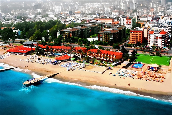 Geräumige 3+1-Wohnung mit separater Küche am Meer im Zentrum von Alanya