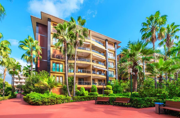 Geräumige 3+1-Wohnung mit separater Küche am Meer im Zentrum von Alanya