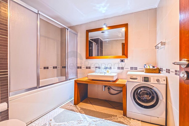 Geräumige 3+1-Wohnung mit separater Küche am Meer im Zentrum von Alanya