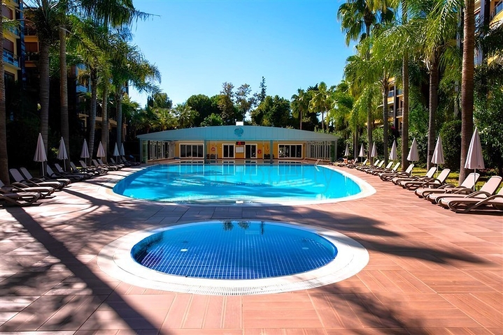 Geräumige 3+1-Wohnung mit separater Küche am Meer im Zentrum von Alanya