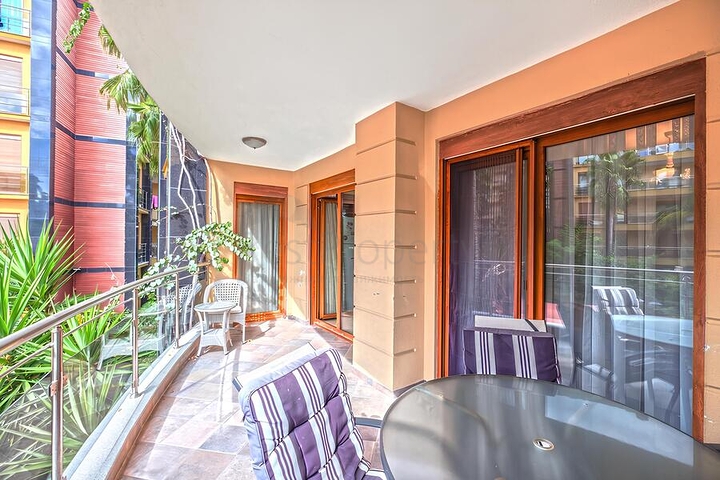 Geräumige 3+1-Wohnung mit separater Küche am Meer im Zentrum von Alanya