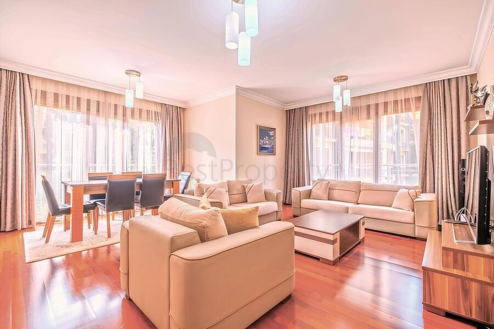 Geräumige 3+1-Wohnung mit separater Küche am Meer im Zentrum von Alanya