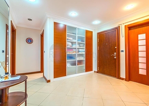 Geräumige 3+1-Wohnung mit separater Küche am Meer im Zentrum von Alanya