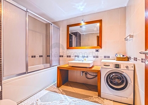 Geräumige 3+1-Wohnung mit separater Küche am Meer im Zentrum von Alanya