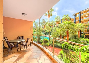 Geräumige 3+1-Wohnung mit separater Küche am Meer im Zentrum von Alanya