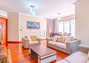 Geräumige 3+1-Wohnung mit separater Küche am Meer im Zentrum von Alanya